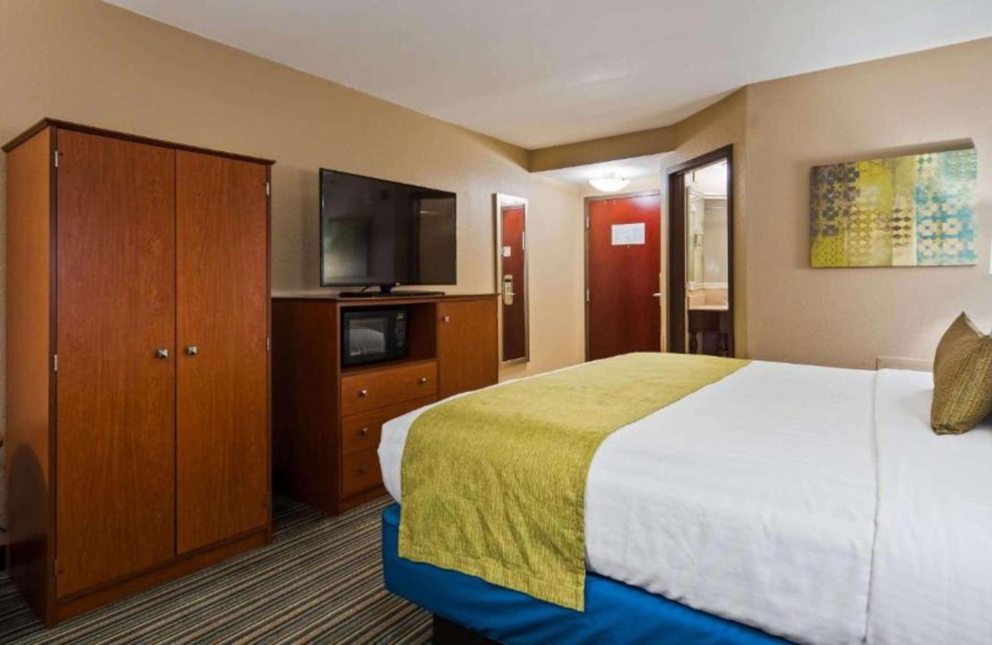 Best Western Eagles Inn Морхед Екстериор снимка